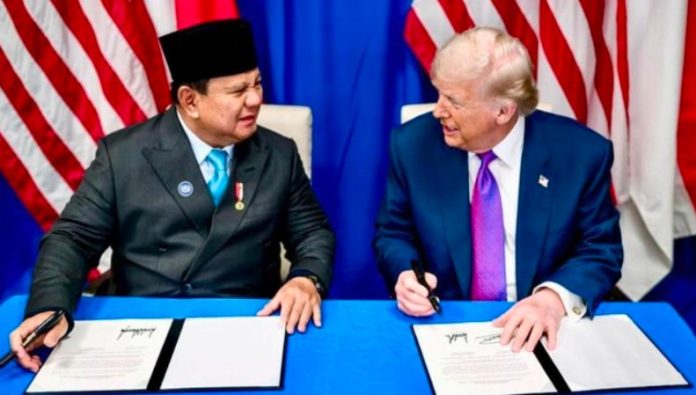 Presiden RI Prabowo Subianto dan Presiden AS Donald Trump pasca teken MoU (BPMI)