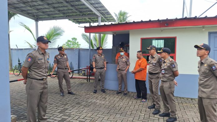 Satpol PP Kabupaten Serang menyisir rumah makan pada siang hari di bulan Ramadan (Bantentv.com/ Riki)