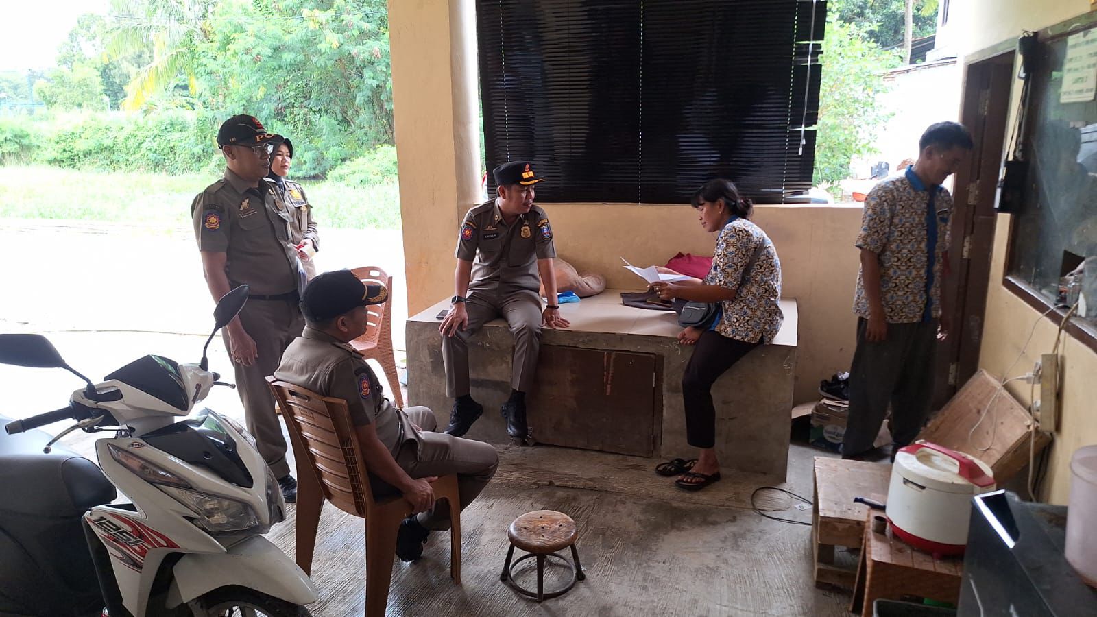 Satpol PP Kabupaten Serang menyisir rumah makan pada siang hari di bulan Ramadan (Bantentv.com/ Riki)