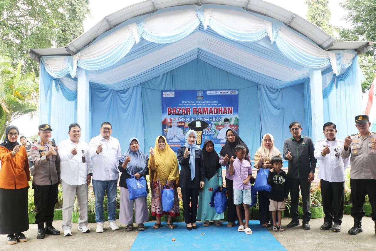 Bupati Serang dalam kegiatan Bazar Murah Ramadan Bahagia yang digelar Dikoumperindag di halaman Kantor Kecamatan Jawilan, Rabu, 25 Februari 2026 (Bantentv.com/ Riki)