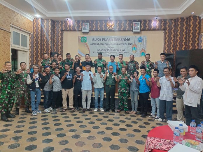 Suasana buka puasa bersama insan media dan Kodim 0601 Pandeglang (Bantentv.com/ Rangga)