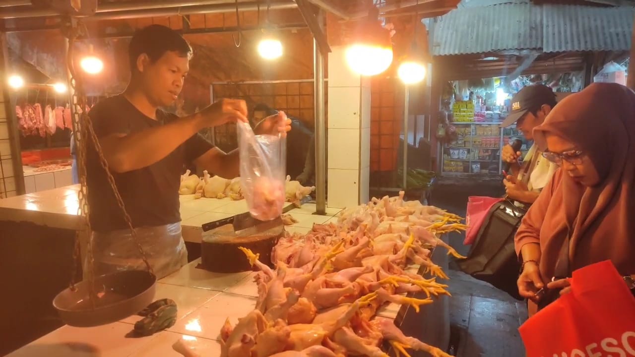Pedagang ayam potong di Pasar Badak Pandeglang saat melayani pembeli (Bantentv.com/ Rangga)