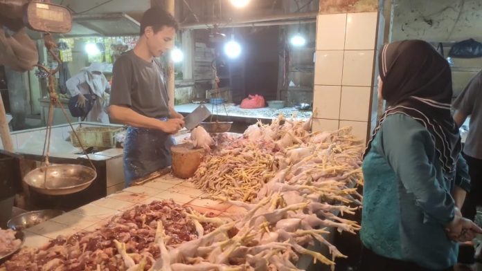 Pedagang ayam potong di Pasar Badak Pandeglang saat melayani pembeli (Bantentv.com/ Rangga)