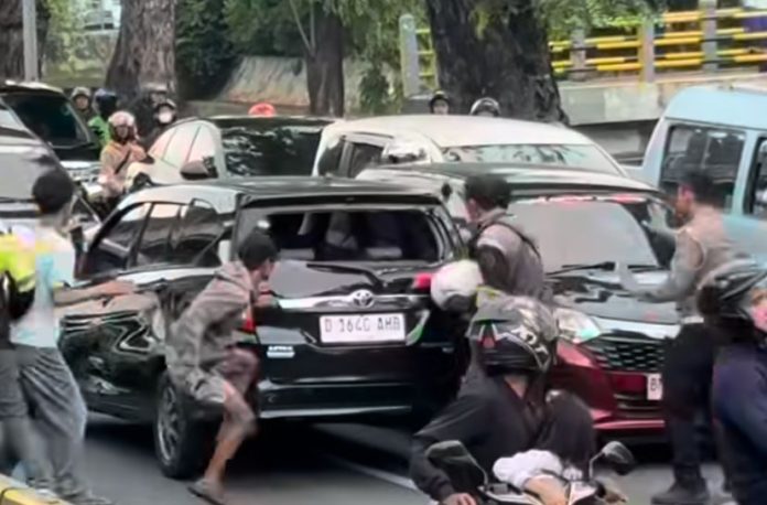 Mobil Calya hancur usai berhasil dikepung oleh massa (Instagram/@amq_mnl)