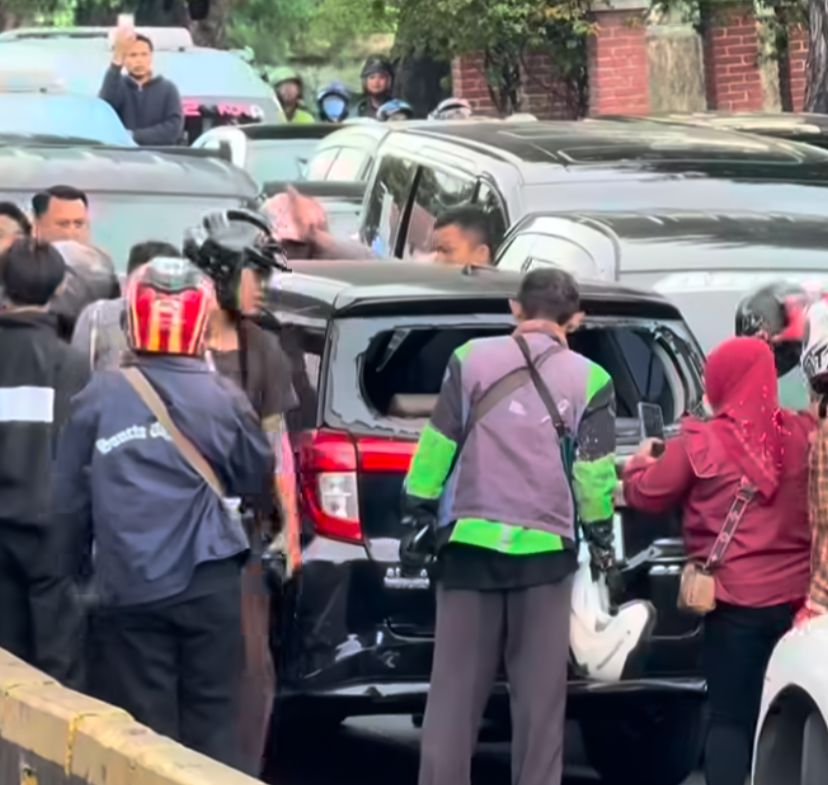 Mobil Calya hancur usai berhasil dikepung oleh massa (Instagram/@amq_mnl)