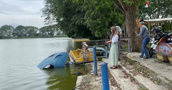 Warga Serang ngabuburit sambil mancing di Danau Tasikardi (Bantentv.com/ Riki)