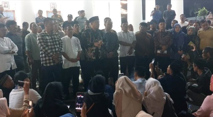 Banggar dan TAPD menemui PPPK Paruh Waktu usai rapat kesepakatan insentif di Pendopo Bupati Serang (Bantentv.com/ Riki)
