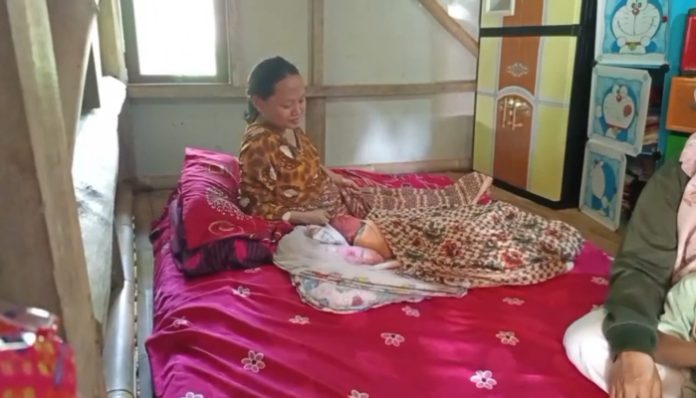 Yulianti terpaksa menjalani proses persalinan di dalam mobil pribadi milik Kepala Desa setempat saat dalam perjalanan menuju rumah bidan.