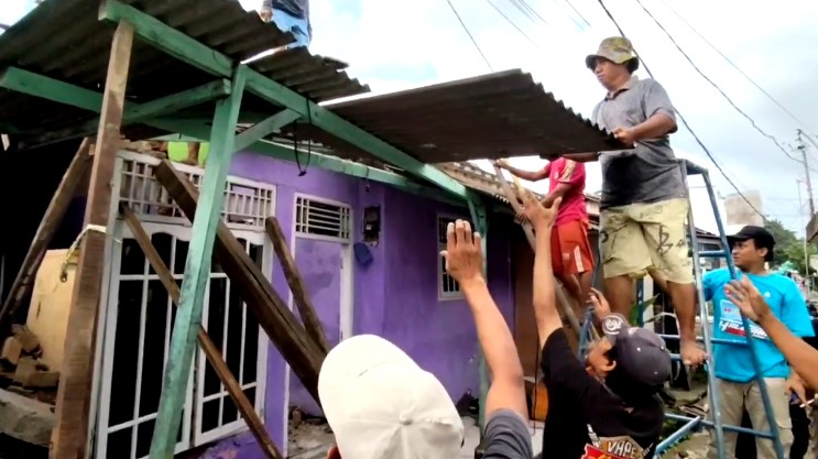 Budi Rustandi menyampaikan bantuan kepada keluarga korban rumah roboh (Bantentv.com/ Jaya)