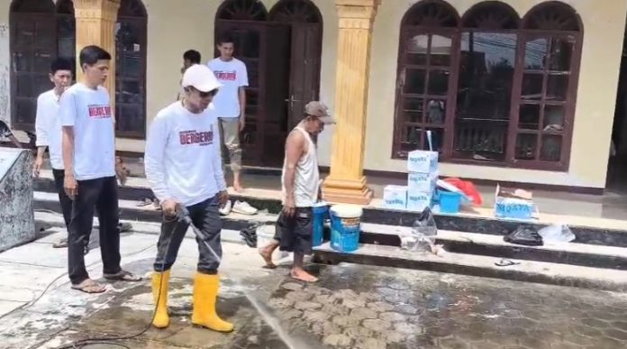 Gerindra Kota Serang gotong royong membersihkan Masjid Al Ikhlas (Bantentv.com/ Jaya)