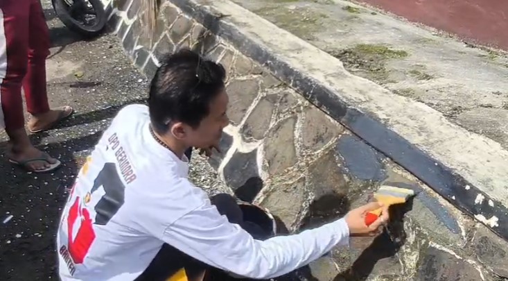 Gerindra Kota Serang gotong royong membersihkan Masjid Al Ikhlas (Bantentv.com/ Jaya)