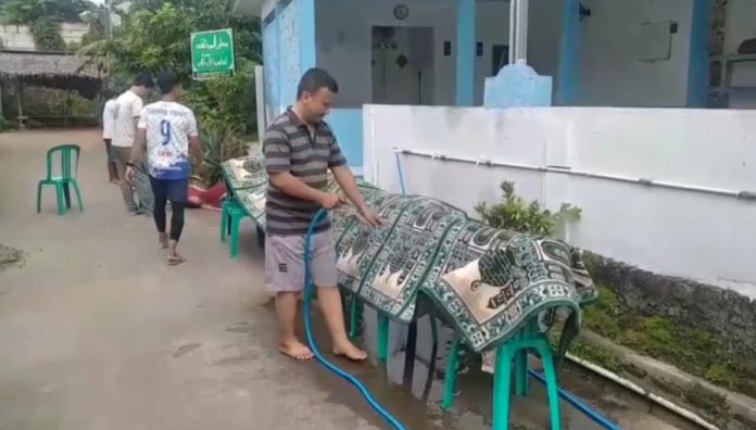Warga Lebakwana gotong royong membersihkan Musala Al Mujahid (Bantentv.com/ Ali)
