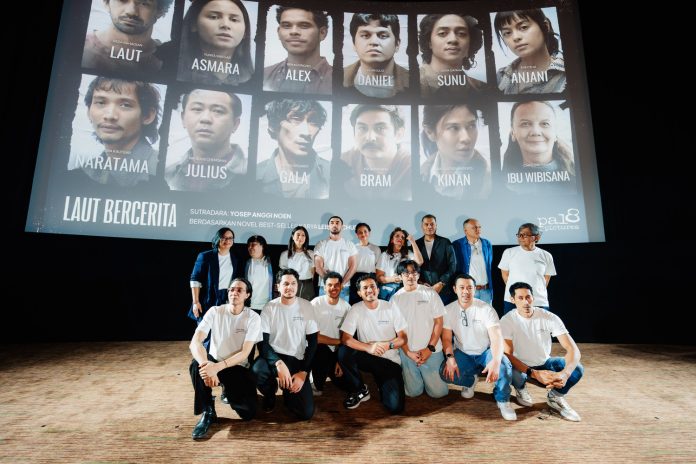 Para pemain dan tim produksi film Laut Bercerita (Pal8 Pictures)