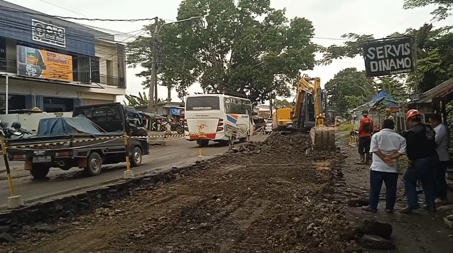 Ruas jalan nasional bypass Soekarno Hatta mulai diperbaiki (Bantentv.com/ Nano)