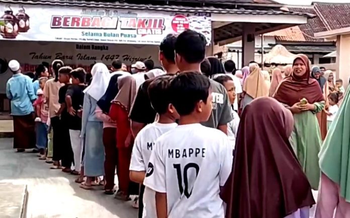 Ratusan warga memadati pembagian takjil gratis di Pondok Taktakan Indah (Bantentv.com/ Imron)