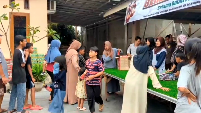 Ratusan warga memadati pembagian takjil gratis di Pondok Taktakan Indah (Bantentv.com/ Imron)