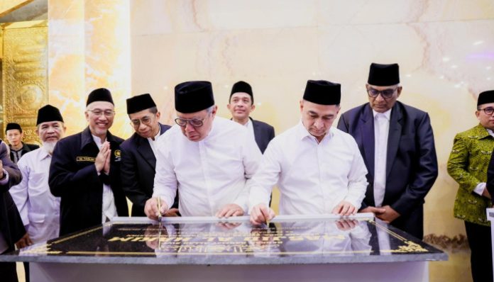Wakil Gubernur Banten Dimyati Natakusumah dan Wali Kota Tangsel Benjamin Davnie menandatangani peresmian Masjid Al Hakim BSD Rawabuntu, Serpong, Kota Tangerang Selatan, (8/2/2026).