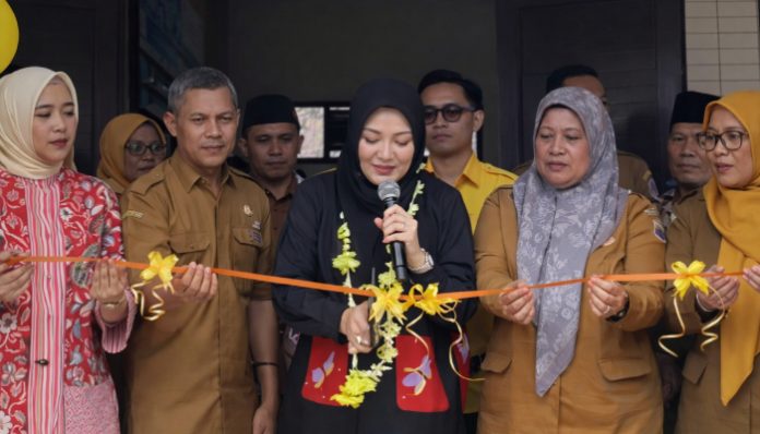 Anggota Komisi X DPR RI, Adde Rosi Khoerunnisa meresmikan bangunan hasil program revitalisasi di tiga sekolah di Kecamatan Cipanas, Kabupaten Lebak (3/3). (Foto: Bantentv.com)