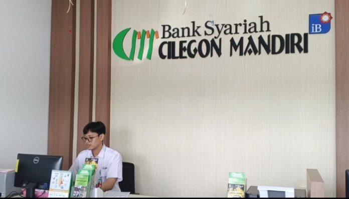 Aktivitas petugas di Kantor Kas BPRS Cilegon Mandiri di Pasar Blok F Kota Cilegon.