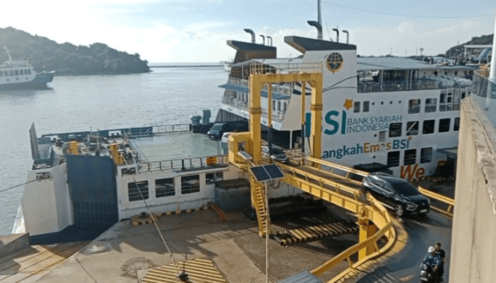 Antrean Kapal Padati Perairan Merak