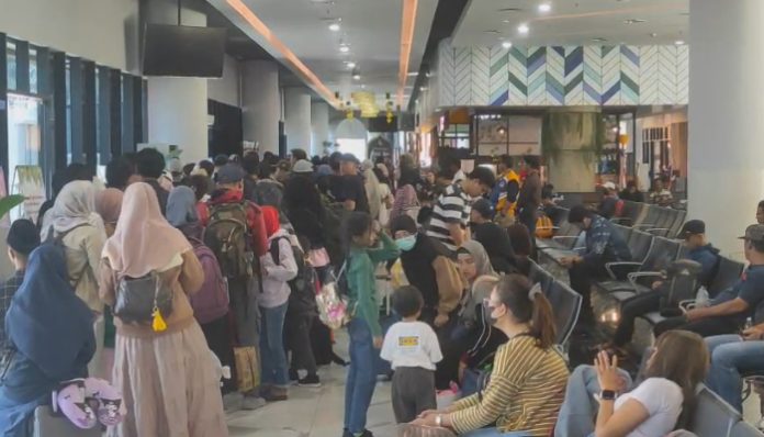 Antrean penumpang pejalan kaki menuju kapal penyeberangan di Pelabuhan Merak saat arus mudik Lebaran