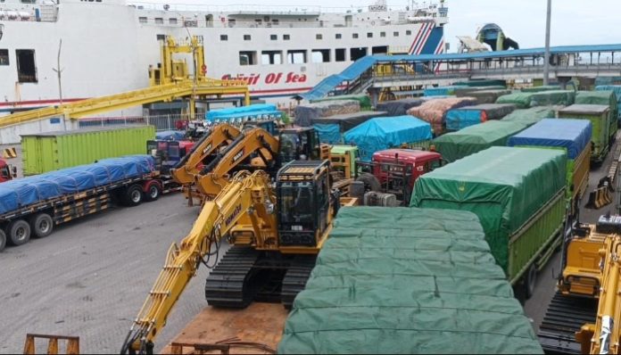 Pelabuhan Merak dipadati truk logistik yang hendak menyeberang ke Pulau Sumatera. (Foto: Bantentv.com)