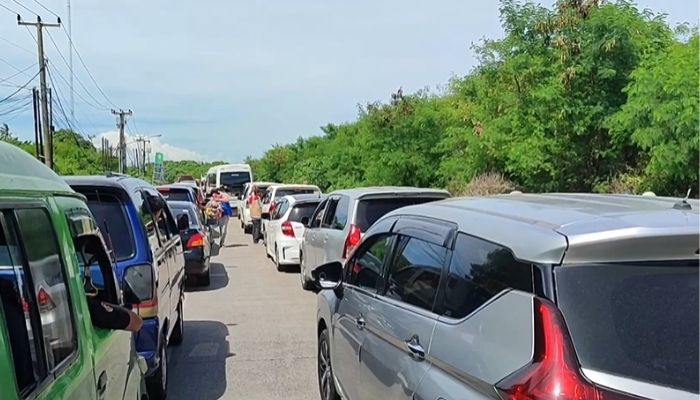 Pantai Anyer Diserbu Wisatawan, Polisi Terapkan Rekayasa Lalu Lintas