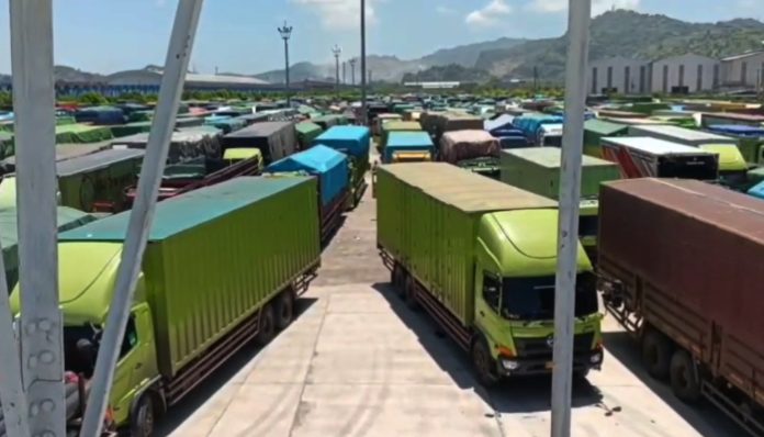 Penumpukan truk logistik diduga terjadi karena jumlah kapal yang beroperasi terbatas