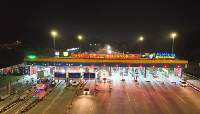 Kendaraan pemudik melintas di Gerbang Tol Kalikangkung KM 414 saat arus mudik Lebaran