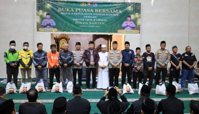 Polda Banten gelar buka puasa bersama komunitas ojol dan ormas di Masjid Baiturrahman Polda Banten, Kamis (5/3/2026).