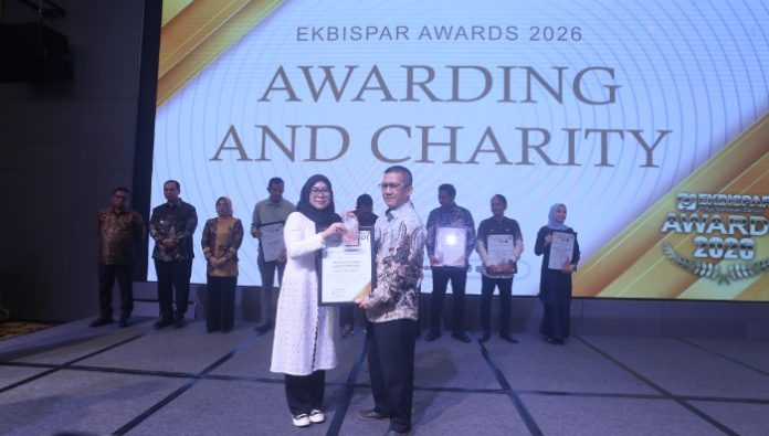 Bupati Pandeglang, Raden Dewi Setiani, diwakili Staf Ahli Bupati R. Gunara Daradjat saat menerima Ekbispar Award 2026 dari Pokja Wartawan Ekbispar Provinsi Banten