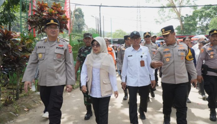 Bupati Pandeglang saat melakukan monitoring ke pospam dan wisata Pantai Carita