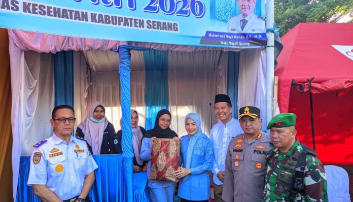 Bupati Serang Ratu Rachmatuzakiyah meninjau posko mudik di Alun-Alun Kramatwatu.