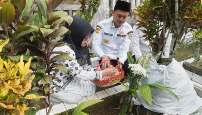 Bupati dan Wakil Bupati Pandeglang saat melakukan ziarah ke makam mantan Bupati Pandeglang