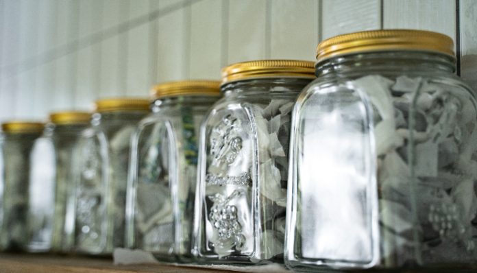 Cara ampuh agar toples bau segar saat disimpan lama, bukan sekedar dicuci (Foto: Freepik)