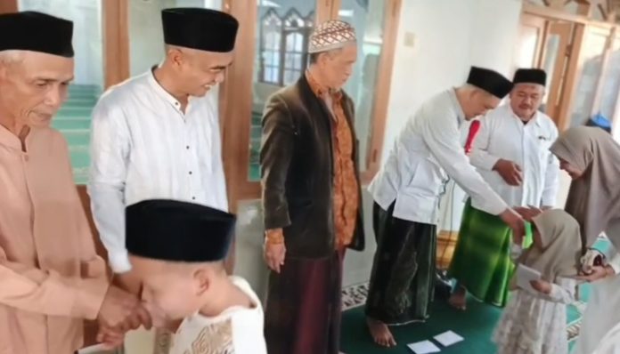 DKM Masjid Al-Mukhlisin Salurkan Zakat Fitrah dan Santunan Anak Yatim