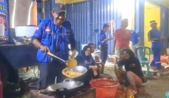 Dinsos Cilegon membuka dapur umum untuk warga yang terdampak banjir (Foto: Bantentv.com/ Ali)