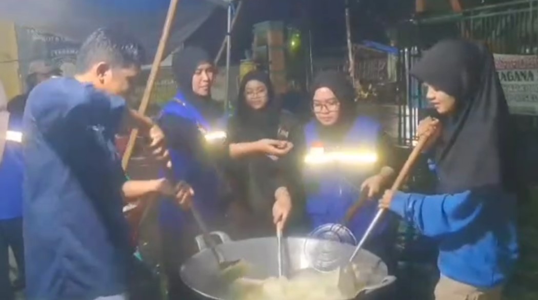 Dinsos Cilegon membuka dapur umum untuk warga yang terdampak banjir (Foto: Bantentv.com/ Ali)