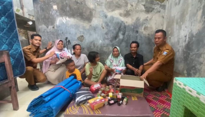 Dinsos Salurkan Bantuan untuk Rumah Warga di Tirtayasa Rusak Diterjang Angin Kencang