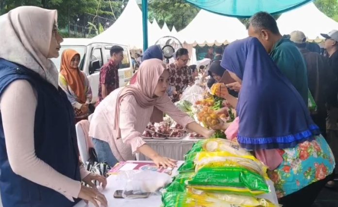 Ratusan warga serbu Bazar Sembako Murah di Ciputat (Foto: Bantentv.com)