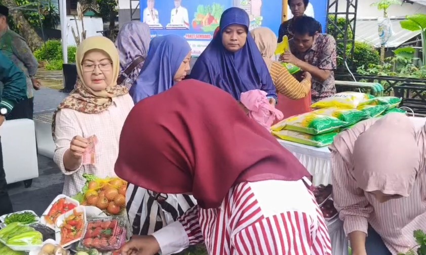 Ratusan warga serbu Bazar Sembako Murah di Ciputat (Foto: Bantentv.com)