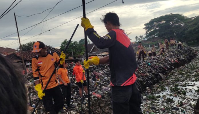 BPBD Serang dan BPBD Banten menggelar aksi Ngabubur Sumsum membersihkan Kali Kroya (Foto: Bantentv.com/ Jaya)