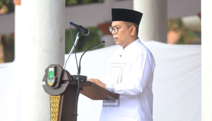 Gubernur Banten Andra Soni memberikan sambutan usai Salat Idulfitri di Alun-alun Barat Kota Serang