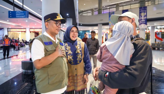 Gubernur Banten Andra Soni meninjau arus mudik di Pelabuhan Merak dan menyapa para pemudik