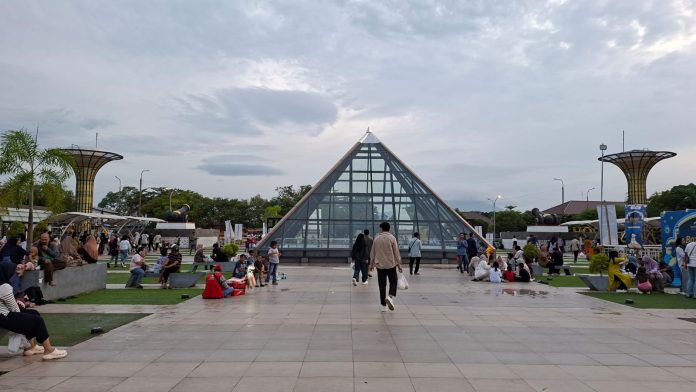 Halaman masjid Ats Tsauroh Kota Serang.