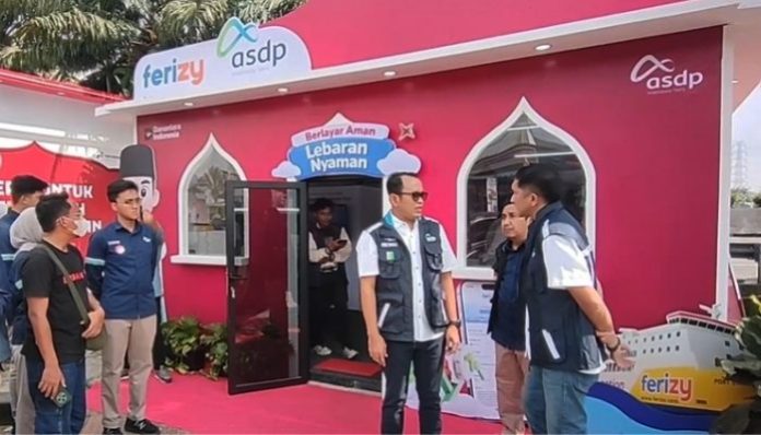 Heru Widodo, Dirut ASDP, meninjau posko layanan di Rest Area Tol Tangerang-Merak jelang mudik Lebaran 2026