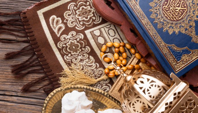 Pernak-pernik ibadah Ramadan seperti tasbih, Al-Qur’an, dan sajadah