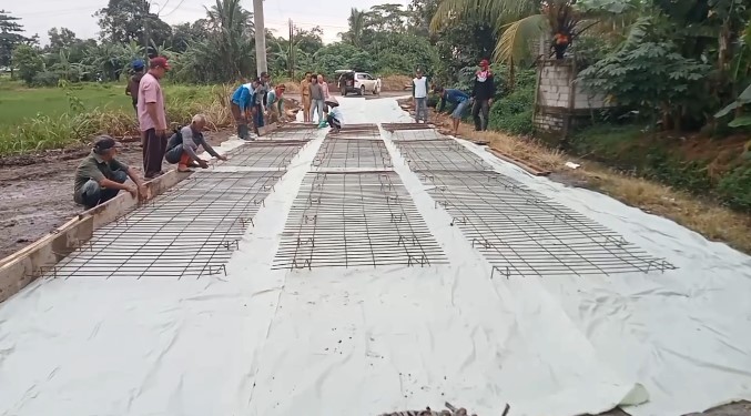 Jalan rusak sejak 2007 di Jawilan diperbaiki oleh investor  (Foto: Bantentv.com/ Riki)