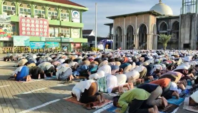 Jamaah memadati halaman Masjid Jami’ Asy-Syubban Al-Azhar saat pelaksanaan salat Idulfitri