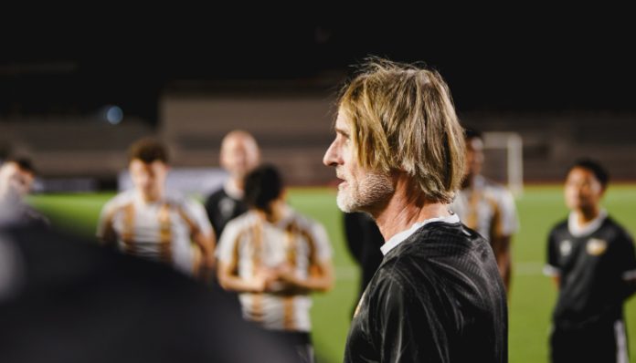 Pelatih Dewa United Jan Olde Riekerink, memberi arahan saat sesi latihan sebelum laga.